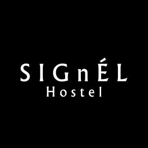 białe logo na czarnym tle w obiekcie Signel Hostel w mieście Kota Kinabalu