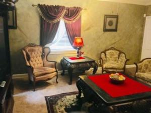 uma sala de estar com uma mesa e cadeiras e uma janela em BEST DEAL IN TOWN! Entire 1 Bedroom Apartment 59 em Montgomery