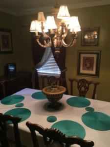 uma mesa com um lustre em cima em BEST DEAL IN TOWN! Entire 1 Bedroom Apartment 59 em Montgomery