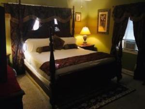 um quarto com uma cama de dossel grande em BEST DEAL IN TOWN! Entire 1 Bedroom Apartment 59 em Montgomery