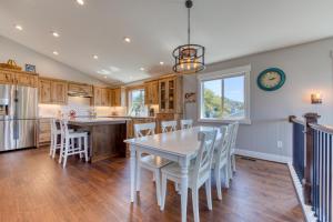 Φωτογραφία από το άλμπουμ του The Whistle Stop σε Rockaway Beach