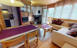 uma sala de estar com uma mesa e um sofá em Giant 2 em St. Moritz