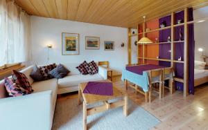 uma sala de estar com um sofá e uma mesa em Giant 2 em St. Moritz