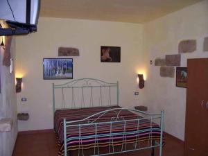 a bedroom with a bed in a room at Le Camporelle In Campagna in Cavallino di Lecce