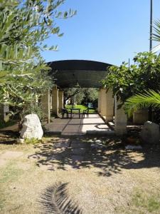 Una pasarela con mesas de picnic en un parque en Le Camporelle In Campagna, en Cavallino di Lecce