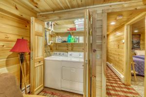 Cabaña de madera con cocina con lavadora y secadora. en Log Cabin Escape, en Jacksonville 27 fotos más