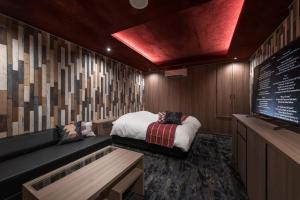 um quarto com uma cama e uma televisão em HOTEL FARINA DOLCE (Adult Only) em Kanuma