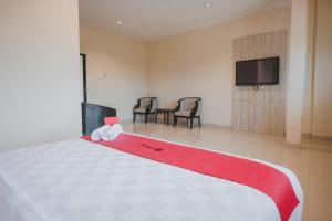Tempat tidur dalam kamar di RedDoorz Plus near Ferry Terminal Batam Center