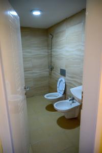波格拉德茨的住宿－Joni Restaurant，一间带卫生间和水槽的浴室