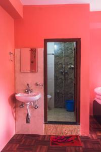 Et badeværelse på Shristi Hotel & Lodge