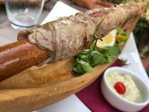 ポルレッツァにあるHotel Concordiaのソースの盛り合わせの横の切り板肉
