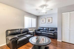 A seating area at Motel 6-Victoria, TX