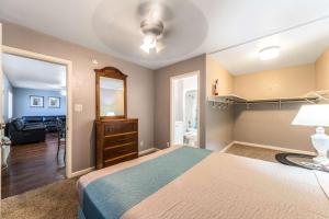 1 dormitorio con cama y espejo en Motel 6-Victoria, TX, en Victoria