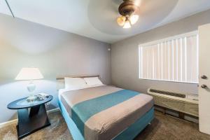 מיטה או מיטות בחדר ב-Motel 6-Victoria, TX
