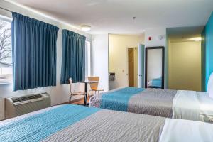 Un pat sau paturi într-o cameră la Motel 6-Rocky Mount, NC