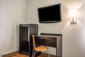 Un televizor și/sau centru de divertisment la Motel 6-Rocky Mount, NC +20 fotografii