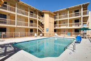 a swimming pool in front of a hotel at Studio 6-Fort Worth, TX - West Medical Center in White Settlement
