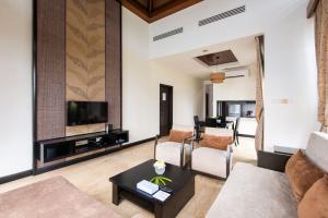 Ruang duduk di Sabah Beach Villas & Suites