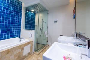 Ванная комната в Sabah Beach Villas & Suites