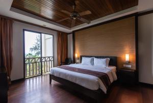 Łóżko lub łóżka w pokoju w obiekcie Sabah Beach Villas & Suites