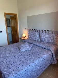 フォイアーノ・デッラ・キアーナにあるIl Falcoのベッドルーム1室(大型ベッド1台、青い掛け布団付)