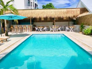 - un billard avec des tables, des chaises et un parasol dans l'établissement So KohKoon Beach Resort, à Bangrak Beach