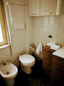 Koupelna v ubytování CASA MATTEOTTI Mezzana Trentino + 10 fotografií