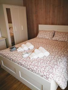 Postel nebo postele na pokoji v ubytování CASA MATTEOTTI Mezzana Trentino