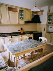 Kuchyň nebo kuchyňský kout v ubytování CASA MATTEOTTI Mezzana Trentino