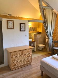 uma casa de banho com um lavatório e um WC num quarto em Domaine du Champ de l'Hoste em Larzac
