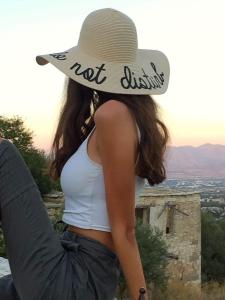 una mujer usando un sombrero que dice no culpable en Aliki's House 1+ 2 en Polis Chrysochous