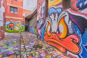 un edificio con graffiti a un lado en The Blender Loft en Melbourne
