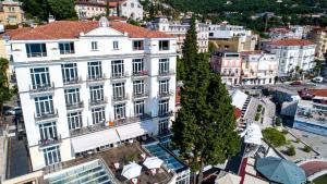 Nespecifikovaný výhled na destinaci Opatija nebo výhled na město při pohledu z hotelu