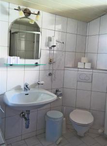 Bilik mandi di Gästehaus Hosp