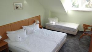 מיטה או מיטות בחדר ב-Hotel "Zur Post"