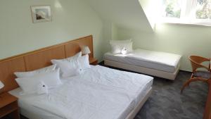 Ліжко або ліжка в номері Hotel "Zur Post"
