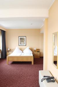亨施泰特烏爾茨堡的住宿－維京酒店，酒店客房,配有白色床单