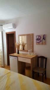 een keuken met een bureau met een stoel en een spiegel bij Guesthouse Matušan's place in Rab