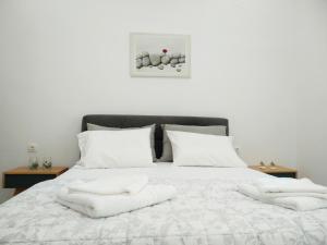 A bed or beds in a room at Pomegranate apartment