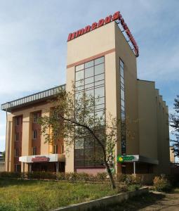 ein Gebäude mit einem roten Dach darüber in der Unterkunft Empire Hotel in Irkutsk