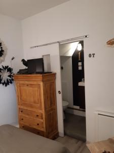 1 dormitorio con 1 cama, vestidor de madera y baño en Maison Brisson en Talence