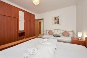 Posteľ alebo postele v izbe v ubytovaní Apartment Ugrina