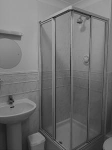 uma casa de banho com um chuveiro e um lavatório. em Churchill Way Suite em Basingstoke