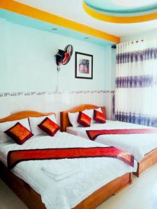two beds in a room with two beds sidx sidx sidx at Hotel Hồng Hạc nha trang in Nha Trang