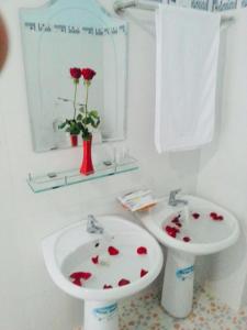 bagno con servizi igienici e lavandino con sopra il sangue di Hotel Hồng Hạc nha trang a Nha Trang