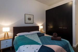 Un dormitorio con una cama con un osito de peluche. en Bradman Modern Style a Walk to MCG, Swan St, CBD, en Melbourne