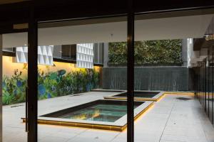 una piscina al centro di un edificio di Laurent Balcony Views Steps from Laneway Vibes a Melbourne