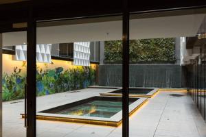 Gambar di galeri bagi Laurent Balcony Views Steps from Laneway Vibes di Melbourne