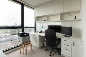 Dapur atau dapur kecil di Laurent Balcony Views Steps from Laneway Vibes +20 gambar