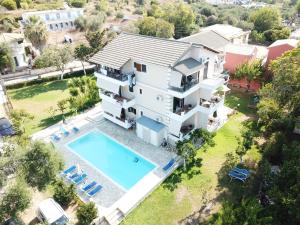 uma vista aérea de uma casa com piscina em Villa Apollo em Parga